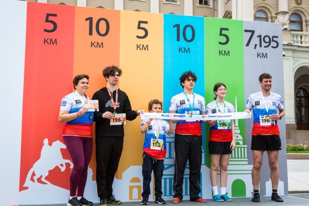 Участники Экидене в фирменной форме команды